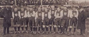 800px-Deutsche_Fussball-Nationalmannschaft_erstes_Laenderspiel_1908